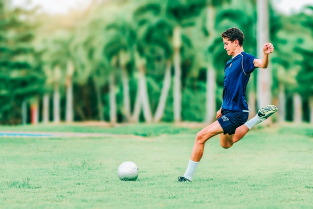 Teknik Dasar Permainan Sepak Bola adalah dengan